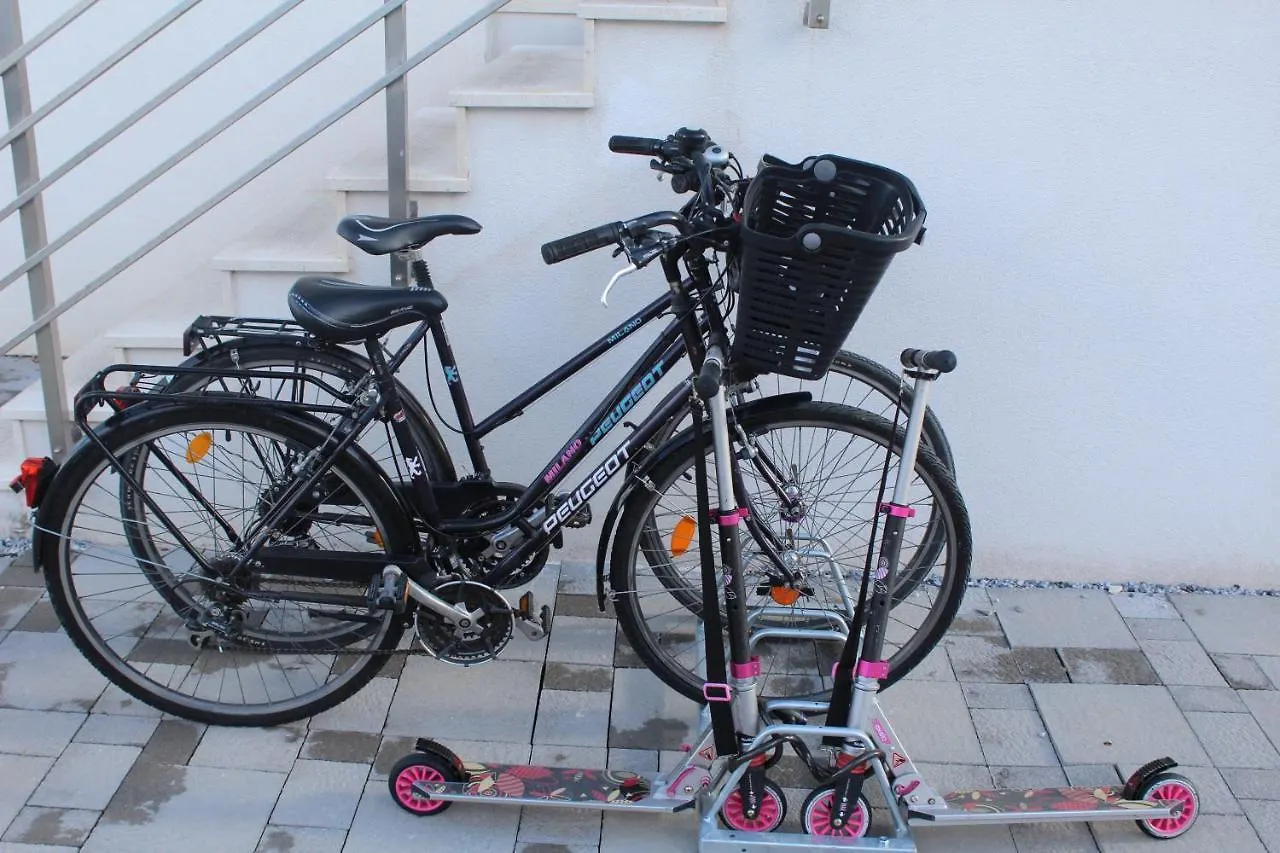 Apartment Poppy With Pool And Bikes Trogir